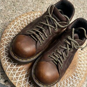 Vintage men’s dr. Martens size 9 in pristine condition!